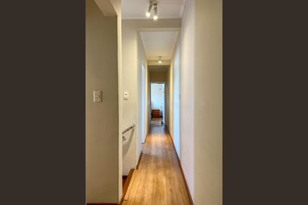 Casa à venda com 195m², 4 quartos e 2 vagas Casa à venda com 195m², 4 quartos e 2 vagasCorredor