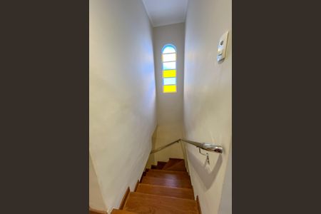 Casa à venda com 195m², 4 quartos e 2 vagas Casa à venda com 195m², 4 quartos e 2 vagasEscada