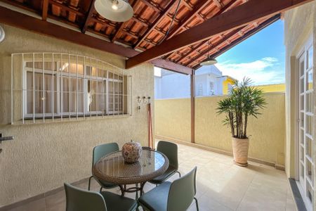 Casa à venda com 195m², 4 quartos e 2 vagas Casa à venda com 195m², 4 quartos e 2 vagasQuintal