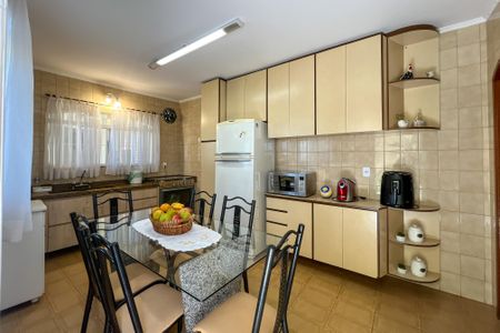 Casa à venda com 195m², 4 quartos e 2 vagas Casa à venda com 195m², 4 quartos e 2 vagasCozinha