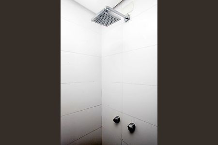 Banheiro de kitnet/studio para alugar com 1 quarto, 60m² em Independência, Porto Alegre