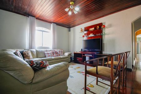 Casa à venda com 390m², 4 quartos e 4 vagas Casa à venda com 390m², 4 quartos e 4 vagasSala