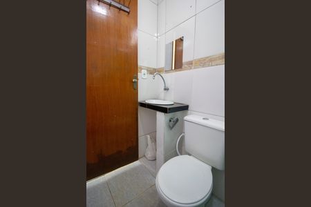 Banheiro de casa para alugar com 2 quartos, 48m² em Qnm 1, Brasília