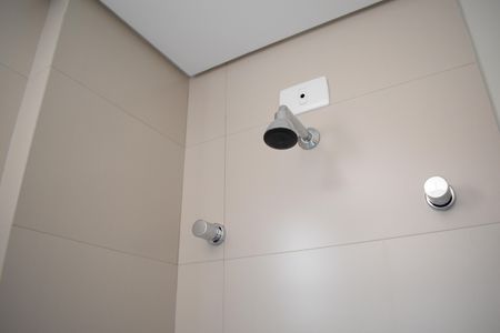 Banheiro de kitnet/studio para alugar com 1 quarto, 24m² em Centro, Curitiba