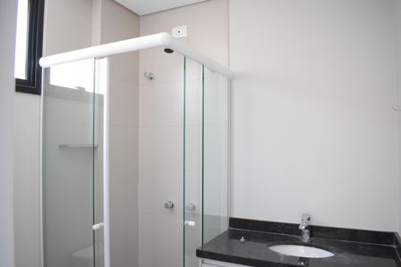 Banheiro de kitnet/studio para alugar com 1 quarto, 24m² em Centro, Curitiba
