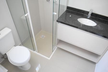 Banheiro de kitnet/studio para alugar com 1 quarto, 24m² em Centro, Curitiba