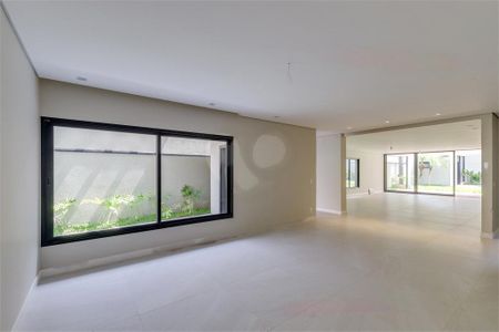 Casa à venda com 4 quartos, 350m² em Granja Julieta, São Paulo
