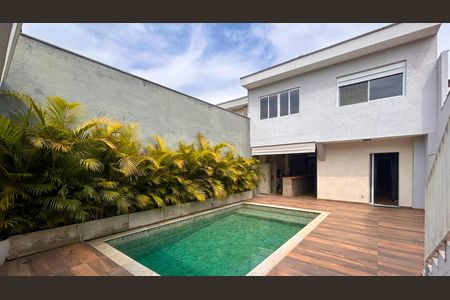 Casa à venda com 262m², 4 quartos e 4 vagas Casa à venda com 262m², 4 quartos e 4 vagasPiscina