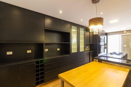 Casa à venda com 262m², 4 quartos e 4 vagas Casa à venda com 262m², 4 quartos e 4 vagasCozinha