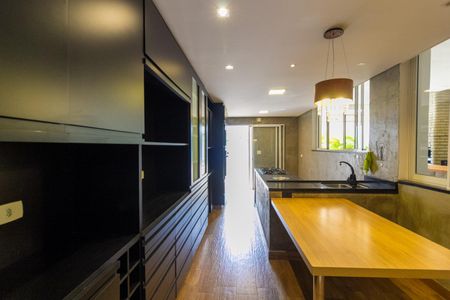 Casa à venda com 262m², 4 quartos e 4 vagas Casa à venda com 262m², 4 quartos e 4 vagasCozinha