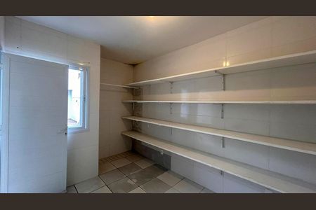 Casa à venda com 262m², 4 quartos e 4 vagas Casa à venda com 262m², 4 quartos e 4 vagasQuarto de Serviço