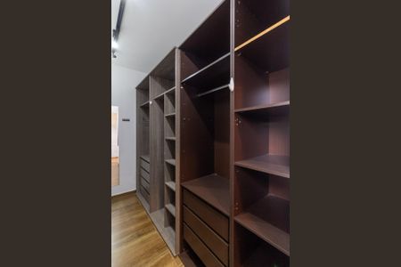 Casa à venda com 262m², 4 quartos e 4 vagas Casa à venda com 262m², 4 quartos e 4 vagasCloset da Suíte 1