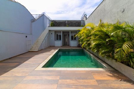 Casa à venda com 262m², 4 quartos e 4 vagas Casa à venda com 262m², 4 quartos e 4 vagasPiscina