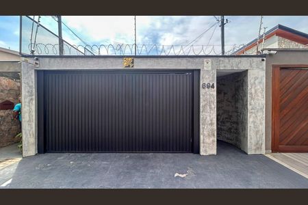 Casa à venda com 262m², 4 quartos e 4 vagas Casa à venda com 262m², 4 quartos e 4 vagasFachada