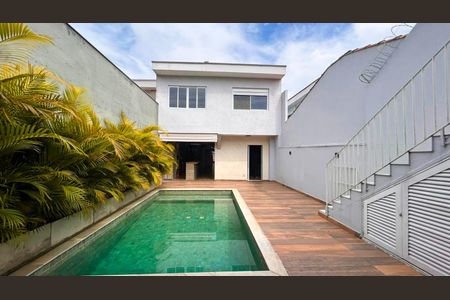 Casa à venda com 262m², 4 quartos e 4 vagas Casa à venda com 262m², 4 quartos e 4 vagasPiscina