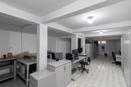 Casa à venda com 300m², 2 quartos e 2 vagas Casa à venda com 300m², 2 quartos e 2 vagasÁrea comum