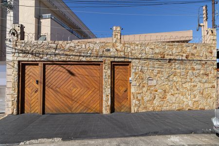 Casa à venda com 300m², 2 quartos e 2 vagas Casa à venda com 300m², 2 quartos e 2 vagasFachada