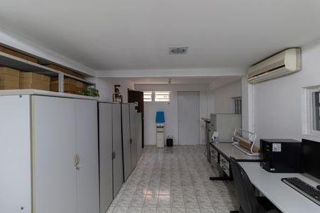 Casa à venda com 300m², 2 quartos e 2 vagas Casa à venda com 300m², 2 quartos e 2 vagasÁrea comum