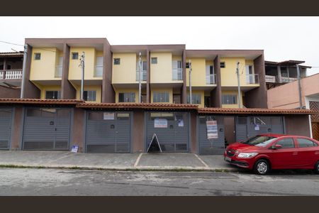 Casa à venda com 98m², 3 quartos e 2 vagas Casa à venda com 98m², 3 quartos e 2 vagasFachada