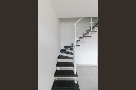 Casa à venda com 98m², 3 quartos e 2 vagas Casa à venda com 98m², 3 quartos e 2 vagasEscada