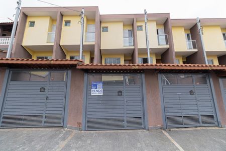 Casa à venda com 98m², 3 quartos e 2 vagas Casa à venda com 98m², 3 quartos e 2 vagasFachada