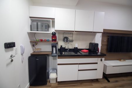 Cozinha de apartamento para alugar com 1 quarto, 27m² em Jardim das Acacias, São Paulo