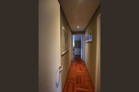 Apartamento à venda com 212m², 3 quartos e 4 vagas Apartamento à venda com 212m², 3 quartos e 4 vagasCorredor