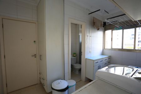 Apartamento à venda com 212m², 3 quartos e 4 vagas Apartamento à venda com 212m², 3 quartos e 4 vagasÁrea de Serviço