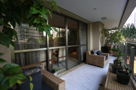 Apartamento à venda com 212m², 3 quartos e 4 vagas Apartamento à venda com 212m², 3 quartos e 4 vagasVaranda