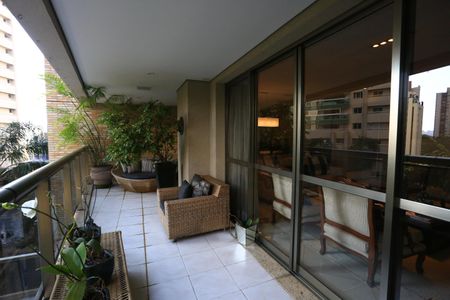 Apartamento à venda com 212m², 3 quartos e 4 vagas Apartamento à venda com 212m², 3 quartos e 4 vagasVaranda
