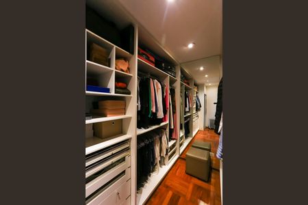 Apartamento à venda com 212m², 3 quartos e 4 vagas Apartamento à venda com 212m², 3 quartos e 4 vagasCloset da Suíte 3