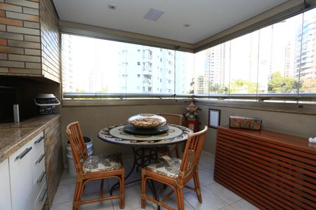 Apartamento à venda com 212m², 3 quartos e 4 vagas Apartamento à venda com 212m², 3 quartos e 4 vagasVaranda gourmet