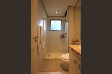 Apartamento à venda com 212m², 3 quartos e 4 vagas Apartamento à venda com 212m², 3 quartos e 4 vagasBanheiro da Suíte 1