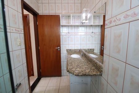 Casa para alugar com 370m², 7 quartos e 8 vagasBanheiro da Suíte