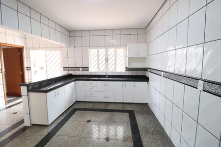 Casa para alugar com 370m², 7 quartos e 8 vagasCozinha