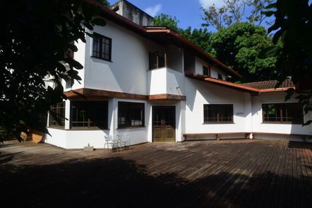 Casa de condomínio para alugar com 587m², 6 quartos e 3 vagas Casa de condomínio para alugar com 587m², 6 quartos e 3 vagasFachada