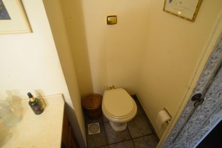 Casa de condomínio para alugar com 587m², 6 quartos e 3 vagas Casa de condomínio para alugar com 587m², 6 quartos e 3 vagasLavabo da Cozinha