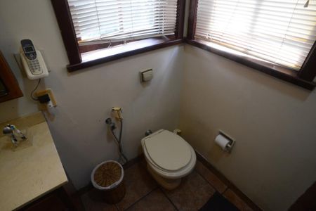 Casa de condomínio para alugar com 587m², 6 quartos e 3 vagas Casa de condomínio para alugar com 587m², 6 quartos e 3 vagasBanheiro do Quarto de Serviço 2