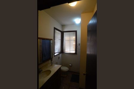 Casa de condomínio para alugar com 587m², 6 quartos e 3 vagas Casa de condomínio para alugar com 587m², 6 quartos e 3 vagasBanheiro do Quarto de Serviço 2