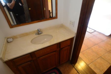 Casa de condomínio para alugar com 587m², 6 quartos e 3 vagas Casa de condomínio para alugar com 587m², 6 quartos e 3 vagasBanheiro do Quarto 2