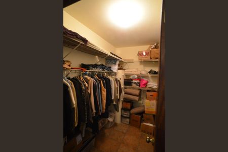 Casa de condomínio para alugar com 587m², 6 quartos e 3 vagas Casa de condomínio para alugar com 587m², 6 quartos e 3 vagasCloset do Quarto 5