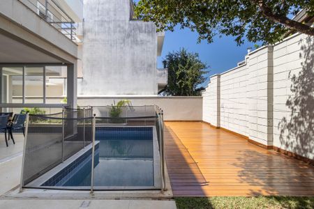 Casa de condomínio à venda com 320m², 4 quartos e 4 vagasQuintal 