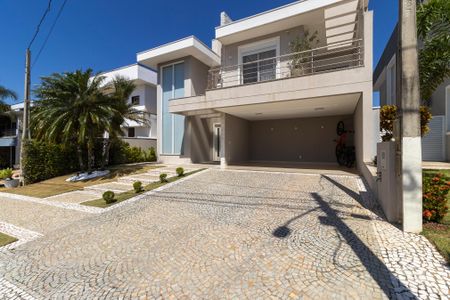 Casa de condomínio à venda com 320m², 4 quartos e 4 vagasFachada