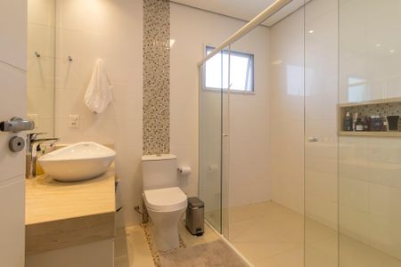 Casa de condomínio à venda com 320m², 4 quartos e 4 vagasBanheiro da suíte 1