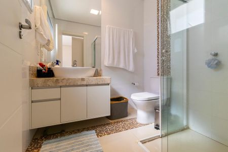 Casa de condomínio à venda com 320m², 4 quartos e 4 vagasBanheiro da suíte 4