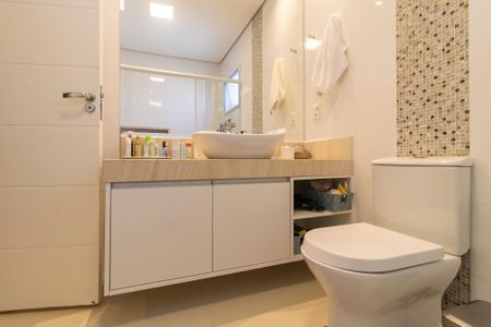 Casa de condomínio à venda com 320m², 4 quartos e 4 vagasBanheiro da suíte 1