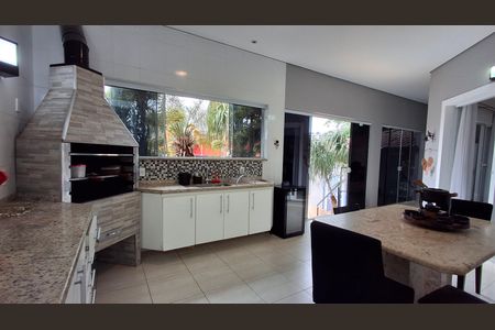 Casa de condomínio à venda com 370m², 5 quartos e 2 vagas Casa de condomínio à venda com 370m², 5 quartos e 2 vagasÁrea comum - Churrasqueira