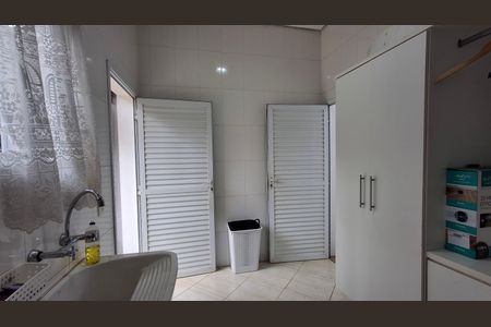 Casa de condomínio à venda com 370m², 5 quartos e 2 vagas Casa de condomínio à venda com 370m², 5 quartos e 2 vagasÁrea de Serviço