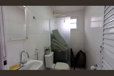 Casa de condomínio à venda com 370m², 5 quartos e 2 vagas Casa de condomínio à venda com 370m², 5 quartos e 2 vagasBanheiro de Serviço