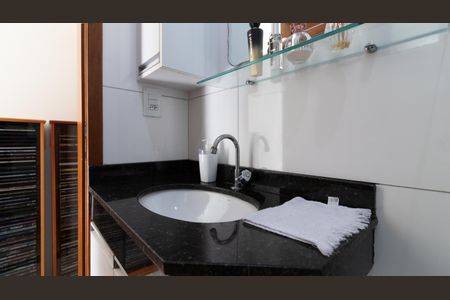 Casa à venda com 99m², 3 quartos e 2 vagas Casa à venda com 99m², 3 quartos e 2 vagasBanheiro Social